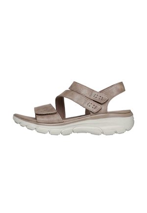 Sandalias metálicas marrones con dos correas ajustables de Velcro, una suela acolchada beige y una suela blanca texturizada para mayor agarre.