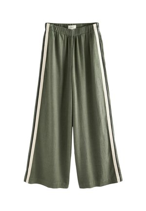 Pantalon large vert olive avec taille élastique et bandes latérales blanches et noires, fabriqué dans un tissu léger.