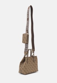Sac à main marron à motifs avec des poignées courtes, une bandoulière amovible et une petite pochette zippée attachée. Tissu texturé et quincaillerie en métal.