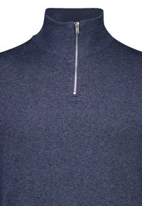 Marineblauer Zip-Hals Pullover mit hohem Kragen, der eine feine Stricktextur und einen metallischen Reißverschluss am Dekolleté aufweist.