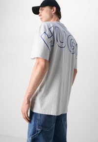 HUGO NOUVERES - Print T-shirt - open grey
