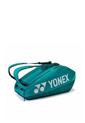 Bolsa deportiva Yonex color azul verdoso con doble cierre de hombro y compartimento principal con cremallera, diseñada para llevar equipamiento de bádminton o tenis.