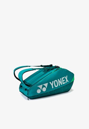 Bolsa deportiva Yonex color azul verdoso con doble cierre de hombro y compartimento principal con cremallera, diseñada para llevar equipamiento de bádminton o tenis.