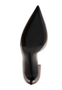 Pantof cu toc înalt bej, cu vârf ascuțit, prevăzut cu partea superioară din piele netedă și talpă texturată din cauciuc negru cu striații pentru aderență.