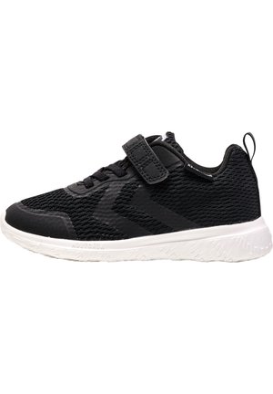 Chaussure de sport noire avec tige en mesh, sangle Velcro, accents latéraux texturés et semelle en caoutchouc blanche avec un motif de semelle.