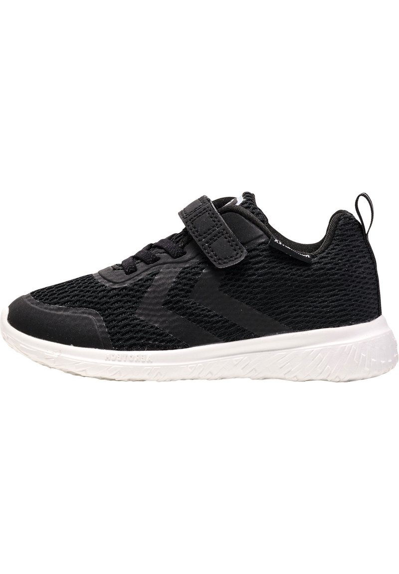 Scarpa athletica nera con tomaia in rete, cinturino in Velcro, accenti laterali testurizzati e suola in gomma bianca con battistrada a motivo.