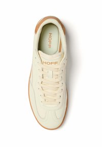 Zapatilla casual en crema y marrón con cierre de cordones, punta redondeada y logo "HOFF" en la lengüeta y la plantilla, vista desde arriba.