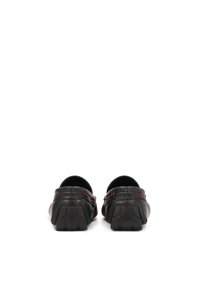 Scarpe in pelle nera con design slip-on, caratterizzate da dettagli in cucitura rossa, tacco arrotondato e suola in gomma testurizzata.