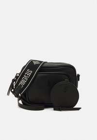 Zwarte textuur crossbodytas met verstelbare bedrukte band, voorzien van een ronde muntenportemonnee, ritssluiting en geperst logodetail.