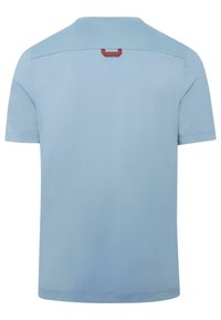 Ljusblå kortärmad T-shirt med en slät textur, som har en röd detalj på övre ryggen och en enkel rundhalsdesign.