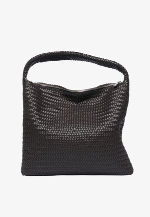 Czarna torebka wykonana z plecionej skóry z pojedynczym uchwytem i zamkiem błyskawicznym u góry, przedstawiona na białym tle.