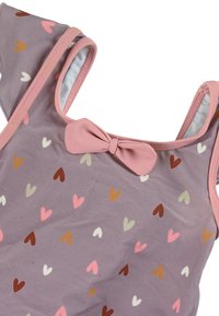 Hellblauer Badeanzug mit einem Herzmuster in Pink, Weiß, Braun und Grün. Verfügt über pinke Träger und eine Schleifenakzent im Brustbereich.