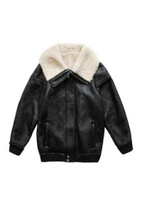 Svart läderjacka med en krämfärgad fuskpälskrage. Den har ribbade ärmslut, två sidofickor och en frontdragkedja.