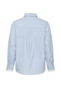 Jasnoniebieska koszula z długim rękawem z pionowymi białymi paskami, kołnierzykiem zapinanym na guziki i kontrastującymi białymi mankietami. Gładka tkanina; tył z zakładką.