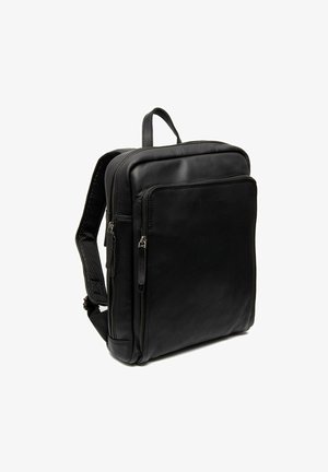 Zwarte leren rugzak met een rechthoekige vorm, voorzien van twee ritssluitingen, verstelbare schouderbanden en een structurele achterkant.