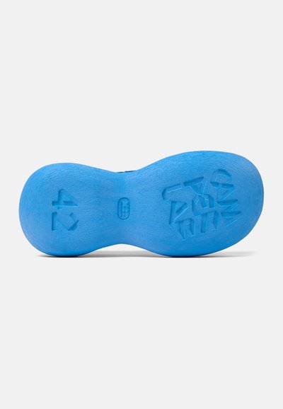 Suola in gomma blu con un motivo testurizzato e dettagli del logo in rilievo. Finitura liscia con una forma arrotondata. Progettata per garantire aderenza.