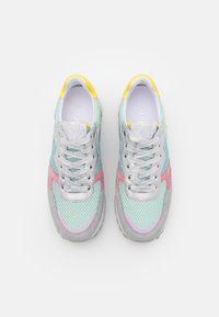 Vícebarevné tenisky s síťovaným svrškem, šedými nubukovými akcenty, pastelově růžovými a akvamarínovými panely a metalickými stříbrnými tkaničkami. Žlutý detail na patě.