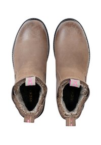 Brązowe skórzane botki do kostki z miękkim futerkiem w środku, elastycznymi bocznymi panelami oraz różowymi akcentami marki na pięcie i języku.