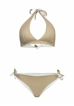 Bikini beige deux pièces avec haut à nouer autour du cou et bas à nouer sur les côtés, avec une doublure blanche visible aux bords et aux liens.