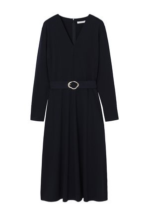 Tmavomodré šaty s dlhými rukávmi a výstrihom do V, priliehavým pásom a zlatou prackou na opasku. Vyrobené z hladkej látky s plynulo padajúcou sukňou.