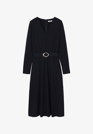 Marineblauwe jurk met lange mouwen, V-hals, getailleerde taille en een gouden gesp aan de riem. Gemaakt van gladde stof met een vloeiende rok.