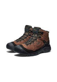 Botas de senderismo de caña alta en marrón y negro con suelas resistentes y cordones seguros, diseñadas para terrenos al aire libre y soporte para el tobillo.