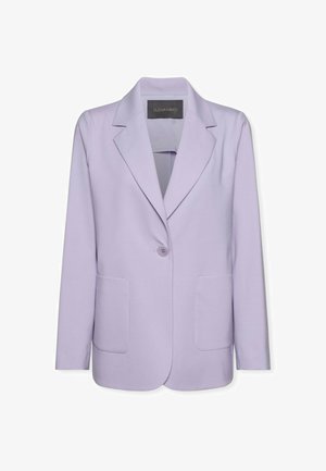 Veste lilas avec revers cranté, fermeture par un bouton unique et deux poches avant. Tissu lisse avec une coupe cintrée.