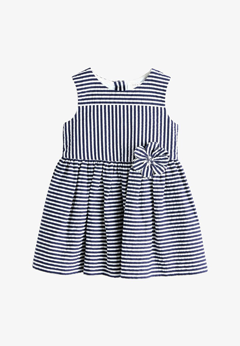 Robe à rayures bleu marine et blanc avec un design sans manches, une jupe froncée et un accent en fleur en tissu sur la ceinture.