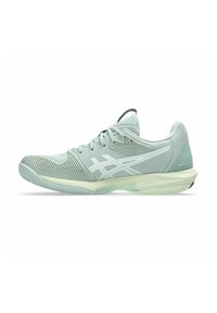 Baskets de sport vert clair avec une tige texturée, des accents de logo blancs et une semelle en caoutchouc flexible conçue pour la performance et le confort.
