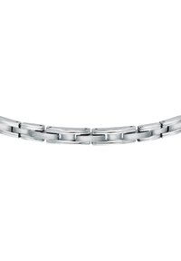 Metalen armband met gepolijste zilveren schakels in een rechthoekige vorm, die afwisselend glanzende en matte afwerkingen toont met een subtiele logo.