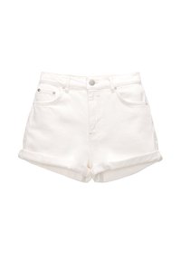 Shorts en denim blanc avec ourlet retroussé, dotés de poches avant et de ferrures argentées. La texture semble douce et légèrement structurée.