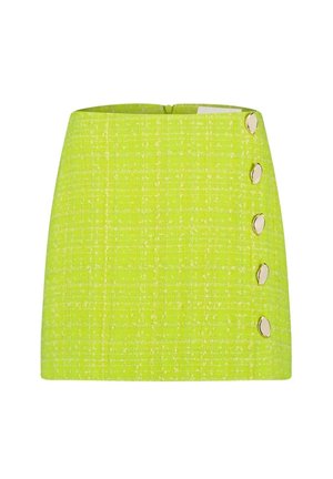 Limoengroene textuur mini-rok met vijf glanzende gouden knopen verticaal uitgelijnd aan de rechterkant.