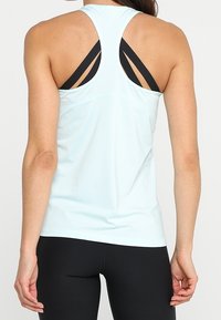 Lichtblauw sporttanktop met een racerback ontwerp en zwarte banden. Gemaakt van ademend materiaal, heeft het een aangesloten pasvorm met een gladde textuur.