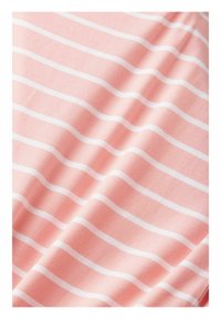 Tissu doux avec des rayures blanches horizontales sur un fond rose clair, montrant de légers plis et une texture.