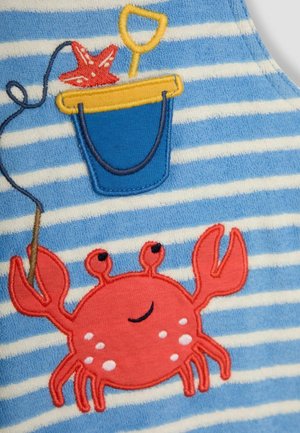 Modro-bílé pruhované plátno s vyšívanými vzory kraba, mořské hvězdy a kyblíku se špachtlí, všechny v živých barvách.