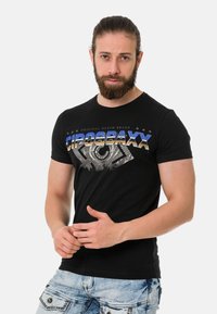Schwarz, kurzärmliges T-Shirt mit einem grafischen Print, der blaue, graue und weiße Elemente zeigt. Glatte Textur und taillierte Passform.