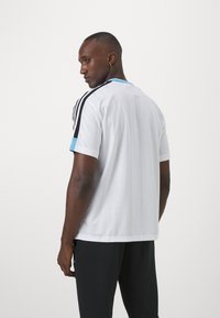 adidas Sportswear HOUSE OF TIRO NATIONS PACK - Marškinėliai su spaudiniu - white/light blue/black