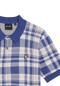 Polo shirt a quadri blu e bianchi con colletto, dotato di un logo giallo sul petto e abbottonatura per la chiusura.