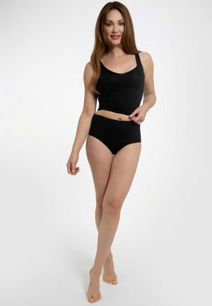 Set di top corto a coste nere e intimo a vita alta. Tessuto liscio ed elastico senza cuciture visibili. La modella posa su uno sfondo neutro.