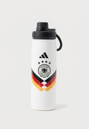 Garrafão desportivo branco com tampa preta, apresentando o logo da Adidas e o emblema da Associação Alemã de Futebol com quatro estrelas e cores da bandeira.