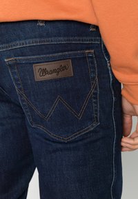 Wrangler TEXAS  - Calças de ganga de perna direita - dark silk