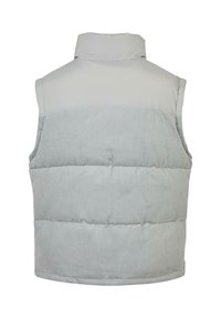 Lichtgrijze mouwloze puffer-vest met een ribfluwelen textuur op de onderrug en gladde stof op de bovenrug en kraag.