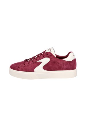 Zapatillas de ante burdeos con acentos en piel blanca, punta redonda y cordones planos. Suela gruesa de goma blanca y logotipo en la lengüeta.