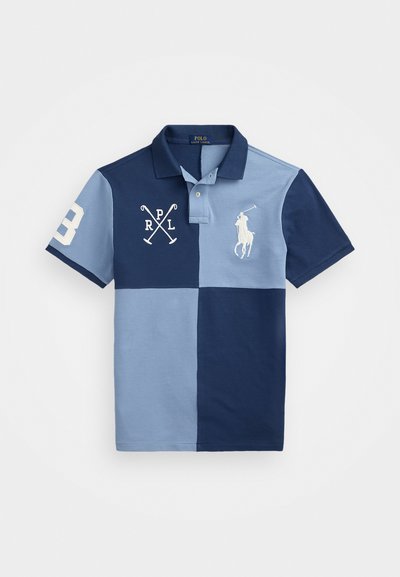 Polo majica v mornarsko modri in svetlo modri barvi z razdelitvijo barv, ki vključuje ovratnik, kratke rokave, logotip "RPL", številko 3 in izvezeno grafiko igralca polo.