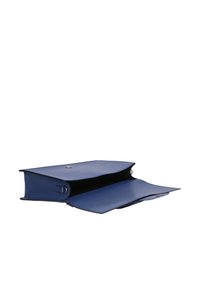 Borsa a busta in pelle blu navy con finitura texturizzata, design aperto e hardware in tonalità argento. Presenta un ampio interno per lo stoccaggio.