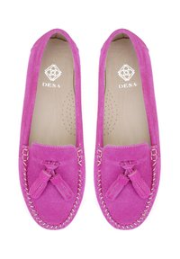 Fuchsia Wildleder-Pantoletten im Mokassin-Stil, mit einer fransigen Vorderseite und Kontrastnähten; das Innere hat eine perforierte Verzierung.