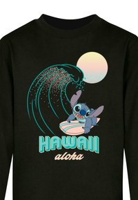 Sort sweatshirt med grafisk design, der viser en karakter, der surfer, en bølge og en sol. Teksten siger "HAWAII" og "aloha" i stiliserede fonte.