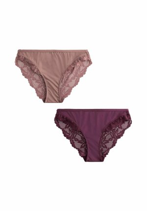 Due slip bikini da donna con rifinitura in pizzo nei colori rosa smorzato e prugna intenso su sfondo bianco.