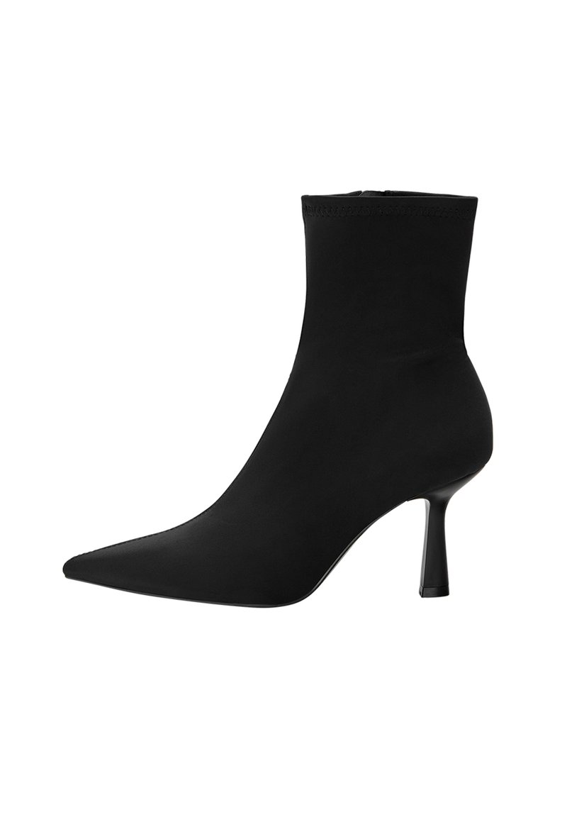 Černá kotníková bota vyrobená z hladké textilie, s špičatou špičkou a úzkým stiletto podpatkem, s bezešvým designem a bez viditelného kování.