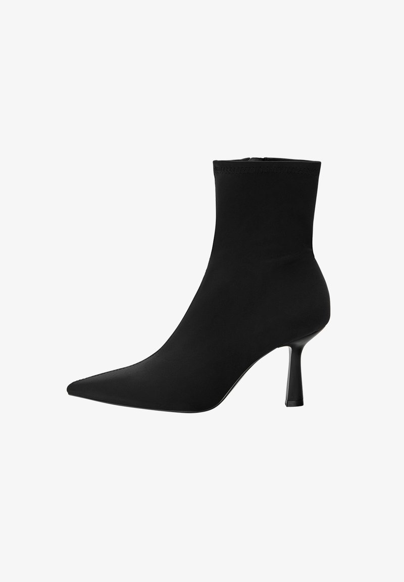 Schwarze Knöchelstiefel aus glattem Stoff, mit spitzem Fuß und schmalem Stiletto-Absatz, nahtlosem Design und ohne sichtbare Beschläge.